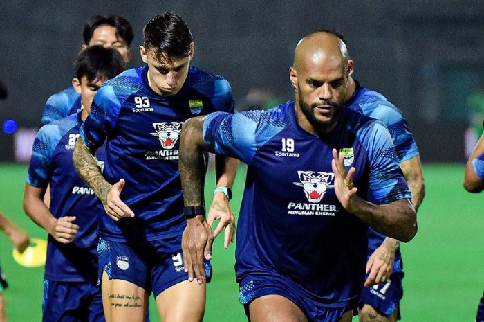 FOKUS: Bojan Hodak dan skuad Persib Bandung bertekad untuk fokus di laga final dengan tidak memberikan Madura United kesempatan untuk bangkit. (Persib Bandung) - Image
