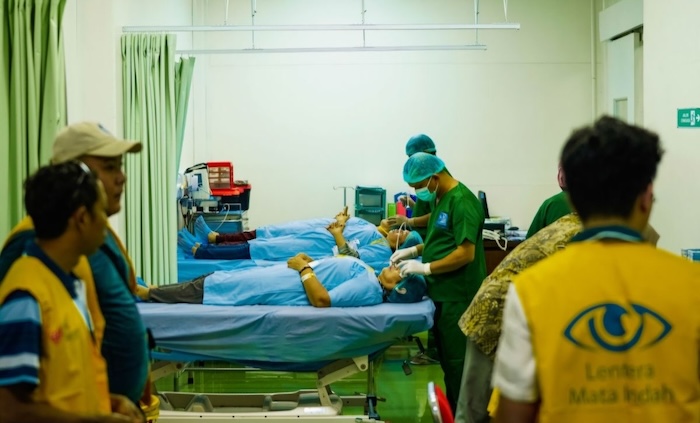 Yayasan Ishk Tolaram, organisasi filantropi yang fokus pada edukasi dan akses kesehatan,berkolaborasi dengan Lentera Mata Indah dan Perdami, memberikan operasi katarak gratis untuk 900 orang. - Image
