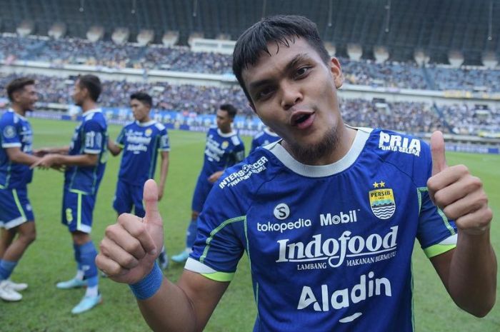 SERU: Persib Bandung punya peluang merebut juara Liga 1 musim ini dan melambungkan nama Rachmat Irianto untuk catatkan sejarah. (Instagram Rachmat Irianto) - Image