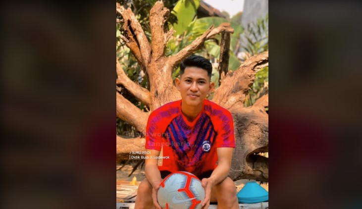 Risky Dwiyan mengenakan jersey Arema FC. - Image