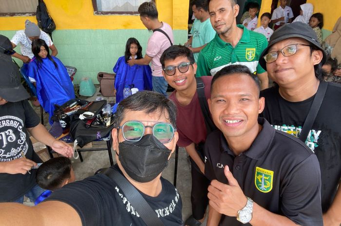 KOLABORASI: Surabaya Jersey Community tidak menutup kemungkinan terhadap kolaborasi dengan Rachmat Irianto dengan melelang jerseynya untuk aksi kemanusiaan. (Surabaya Jersey Community/JawaPos.com) - Image