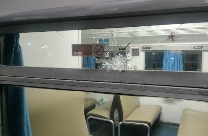 Tindakan vandalisme oknum tidak bertanggung jawab, membuat kaca KA Pasundan pecah. - Image