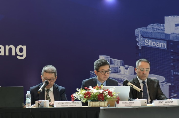 Presdir PT Siloam International Hospitals Tbk. Benny Haryanto Djie; Direktur/Direktur Keuangan, Daniel Phua; dan Direktur/Direktur Jaringan Rumah Sakit, Hendy Widjaja, dalam RUPST, Kamis (30/5). - Image