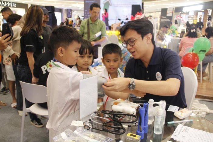 RKZ Surabaya ajak puluhan anak menjadi dokter cilik. - Image