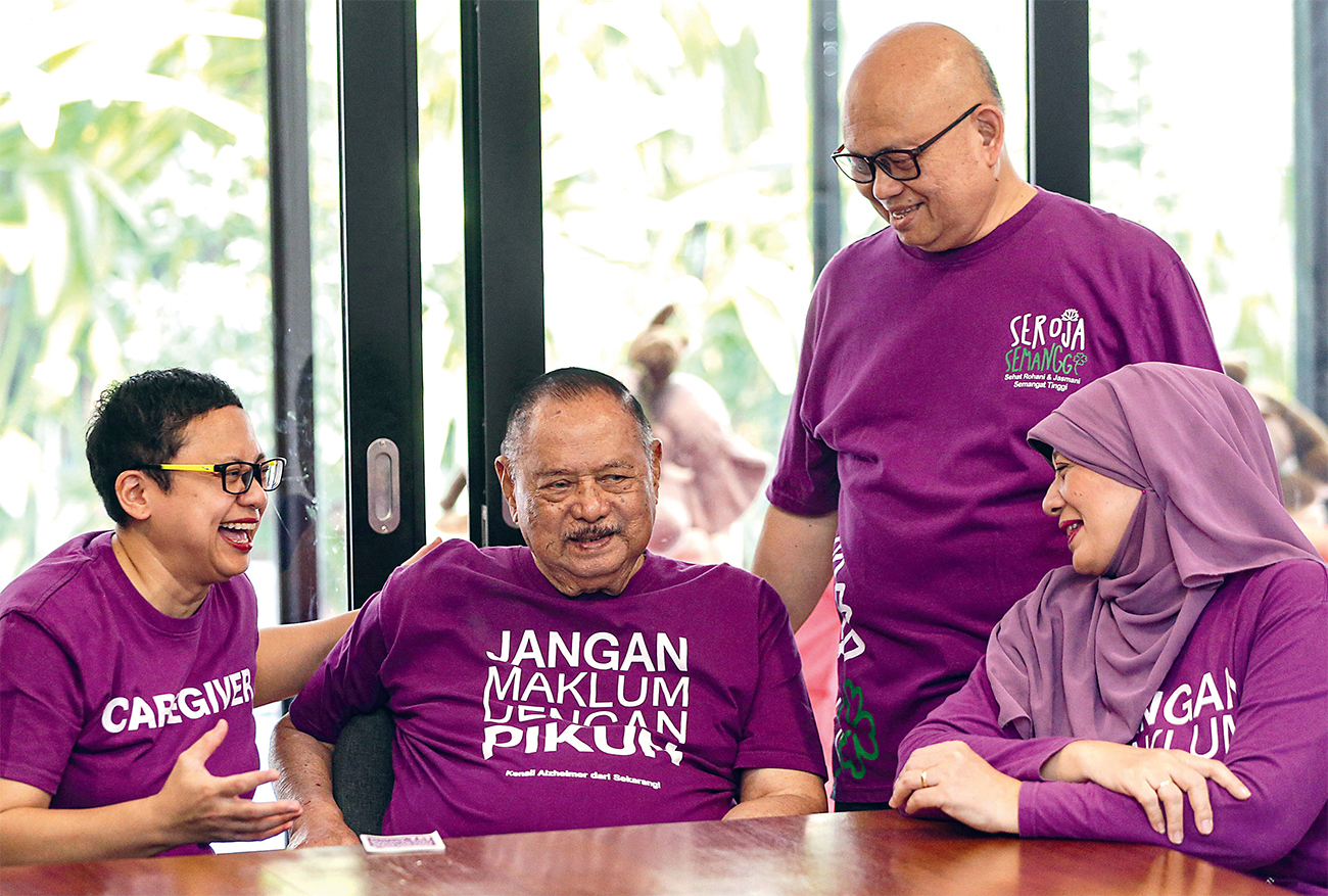 SUPPORT SYSTEM: Dari kiri, DY Suharya, Yaya Suharya, dan Lelly Milaati bercengkrama di rumah Yaya pada Jumat (24/5). - Image