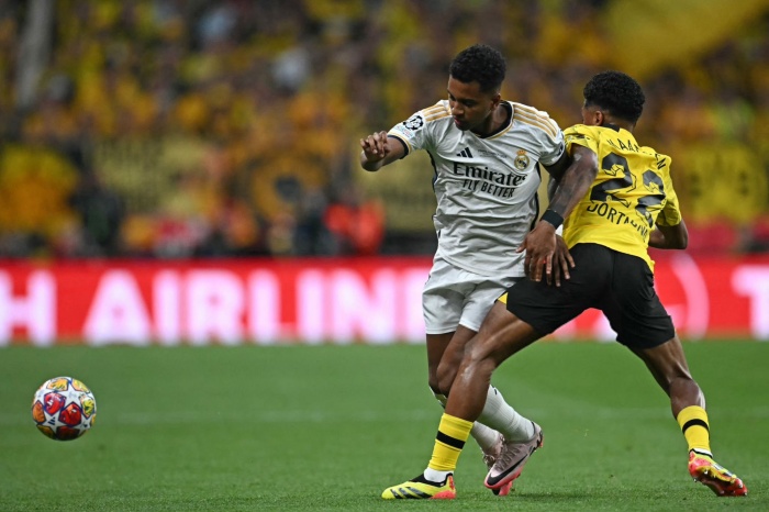 BLUNDER: Pemain Borussia Dortmund, Ian Maatsen (kanan), membuat blunder fatal ketika memberikan passing yang berujung terciptanya gol kedua Real Madrid di final Liga Champions. (chelsea photos) - Image