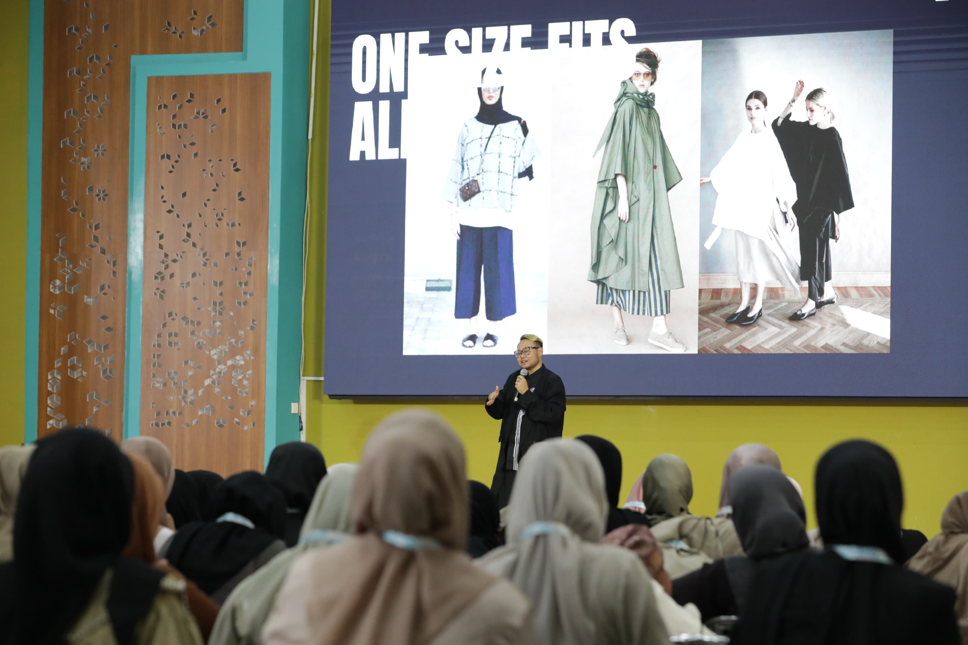AMANAH menggandeng Indonesian Fashion Chamber (IFC) dalam mengadakan pelatihan untuk umum yang bertajuk ‘X Fashion - Explore Your Passion in Fashion’ di Universitas Syiah Kuala (USK). - Image