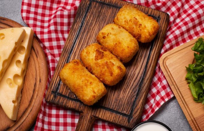 Ilustrasi risoles mayo. - Image