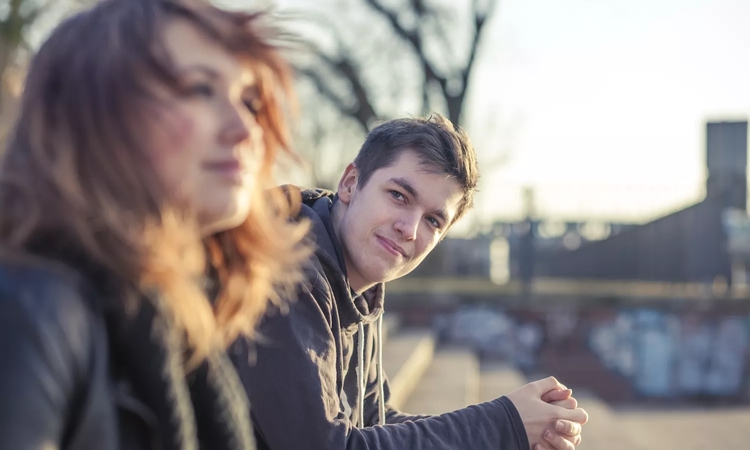 3 Tanda Kamu Merasakan Saat Seseorang Menyukaimu (freepik) - Image