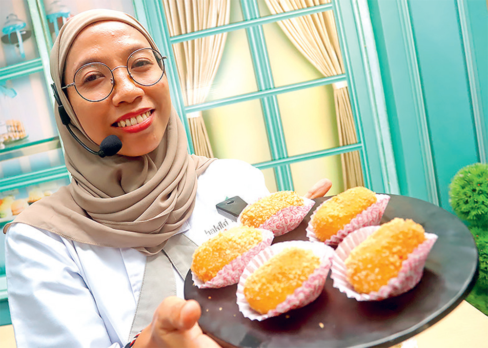 BAHAN DASAR KENTANG: Kulit luar kroket renyah, tetapi ketika digigit teksturnya lembut di dalam. Camilin gurih ini terbuat dari kentang sebagai bahan utama dengan isian daging cincang dan wortel.