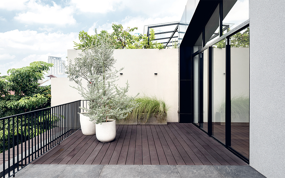 BALKON: Area balkon di lantai 3 diberi sentuhan hijau. Di dekatnya terdapat ruang multifungsi. Area ini tidak terlalu tampak dari sisi luar.