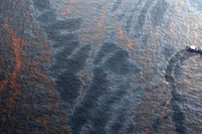 Tumpahan minyak di Laut Timor akibat meledaknya kilang Minyak Montara. - Image