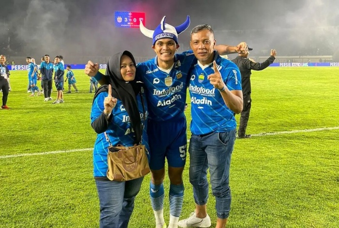 BANGGA: Rachmat Irianto, Bejo Sugiantoro, dan keluarga saat merayakan gelar juara Persib. (@bejoalbaja) - Image