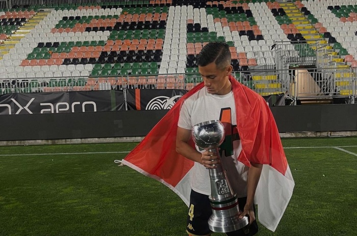 BANGGA: Jay Idzes tak lupa membawa Bendera Indonesia (Instagram @jayidzes) - Image
