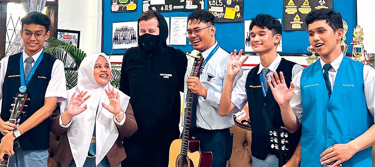 AJAKAN MANGGUNG: Tri Adinata (tiga dari kanan) dan Alan Walker (tiga dari kiri di SMA Al-Azhar Medan (28/5). - Image