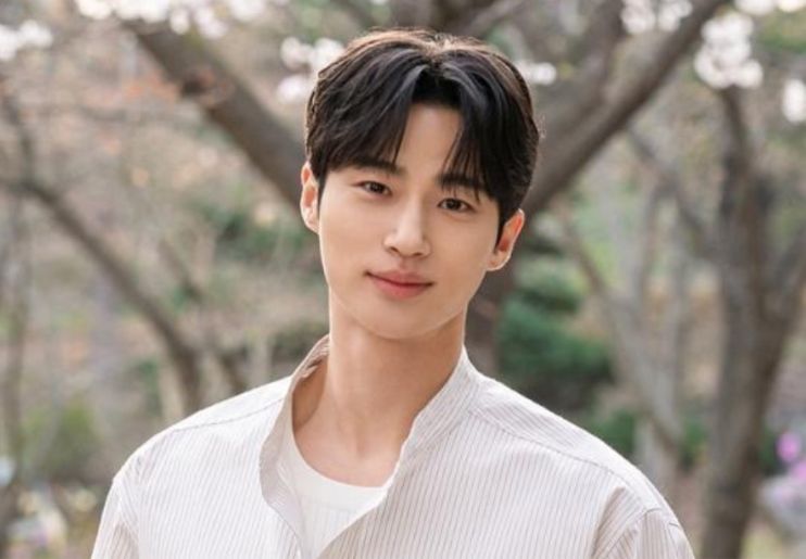Byeon Woo Seok merasa tidak nyaman karena dibuntuti sasaeng./Varo Entertainment - Image