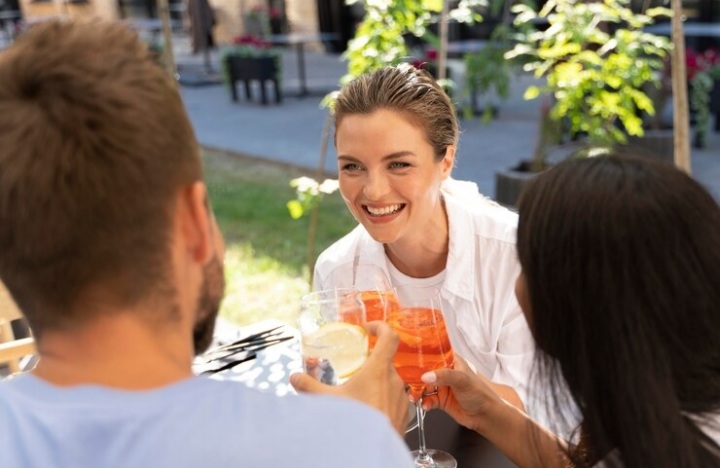 Ilustrasi orang yang mampu memikat perhatian orang lain di setiap kesempatan. (Sumber foto: freepik) - Image