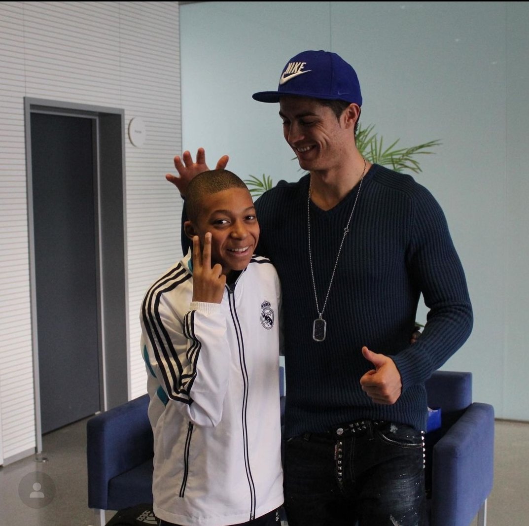 Kylian Mbappe berfoto bersama Cristiano Ronaldo. (sumber: Instagram Kylian Mbappe) - Image