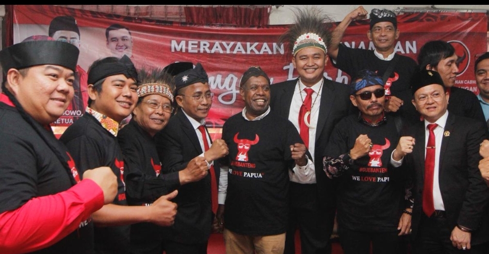 Ketua Fraksi PDI Perjuangan DPRD Kota Tangerang Andri Septiawan Permana (enam dari kanan) saat pelantikan - Image