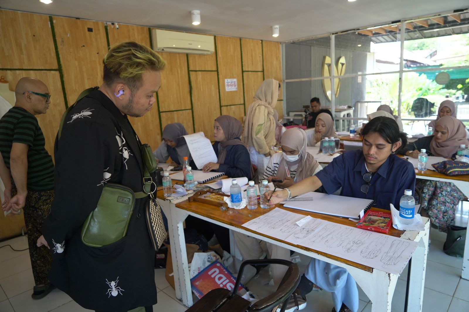 Pelatihan fesyen design yang digelar oleh Aneuk Muda Aceh Unggul Hebat (AMANAH) telah memasuki hari kedua di Ivory Café, Seutui, Banda Aceh. (Istimewa) - Image