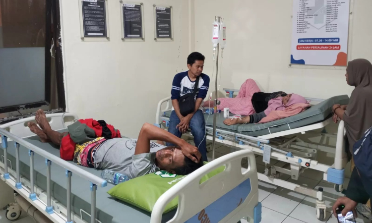 Puluhan warga Cipaku Bogor harus dirawat akibat diduga keracunan makanan. (Radar Bogor) - Image