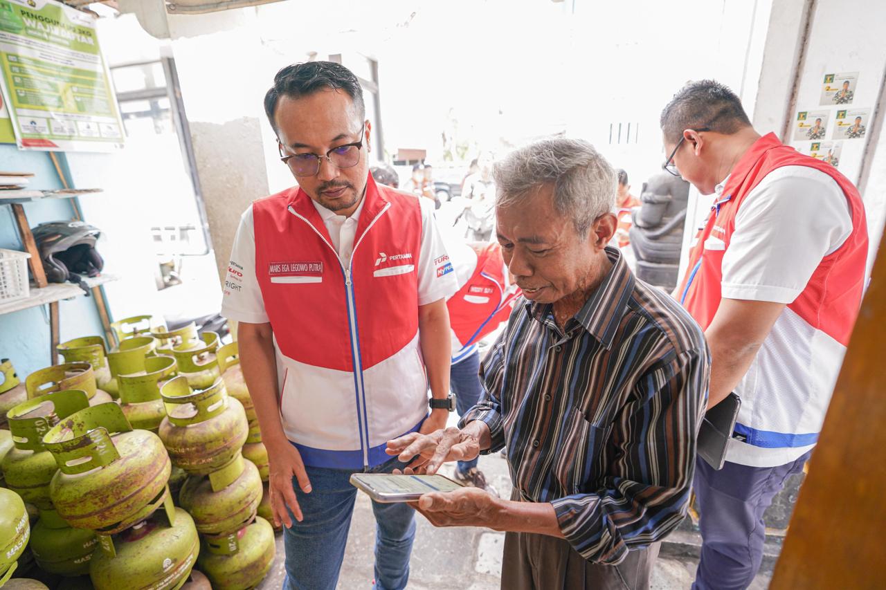 Pertamina Patra Niaga melakukan pemantauan di pangkalan penjualan LPG 3 kg. (Dok. Pertamina) - Image
