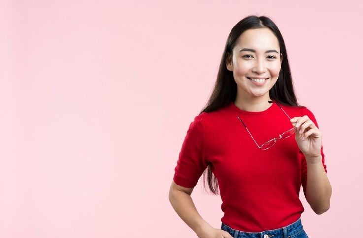 Ilustrasi- Orang dengan warna baju merah yang mencolok/Freepik - Image