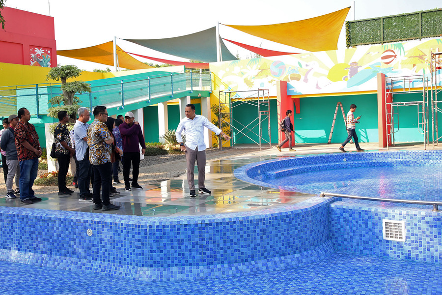 Kolam renang Jambangan, salah satu sarana hiburan dan wisata bagi warga Surabaya yang memanfaatkan aset Pemkot. (Pemkot Surabaya) - Image
