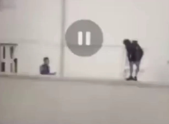 Tangkapan video diduga Rahul Pinem petarung MMA bunuh diri di hotel di Bandung. (Istimewa) - Image