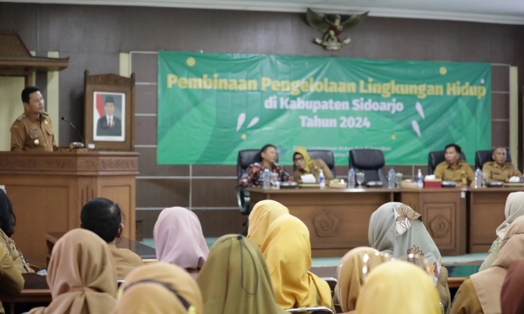 Plt Bupati Sidoarjo Subandi di acara Pembinaan Pengelolaan Lingkungan Hidup di Delta Graha Sekretariat Daerah Kabupaten Sidoarjo pada Senin (3/6). (Radar Sidoarjo) - Image