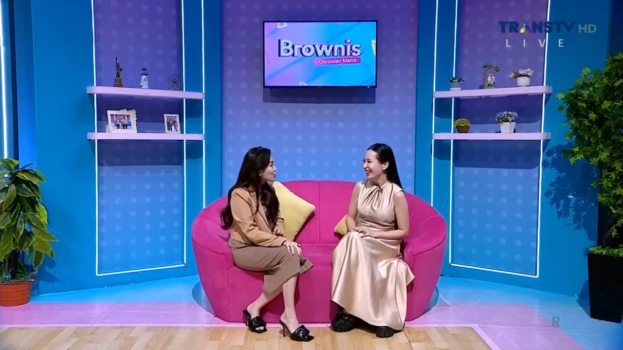 Mami Louisse di acara Bronis bersama Ayu Ting Ting. (Istimewa)
