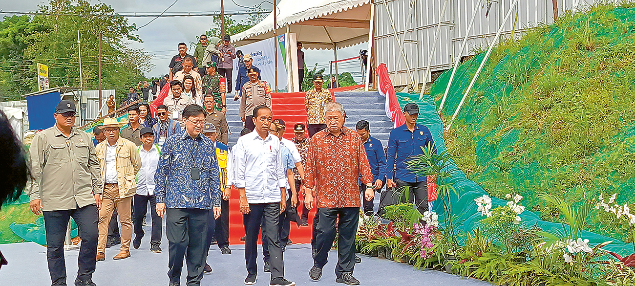TAHAP KEENAM: Presiden Joko Widodo saat groundbreaking Astra Biz Center dan Nusantara Botanical Garden di IKN, Kecamatan Sepaku, Penajam Paser Utara (PPU), kemarin (4/6). - Image