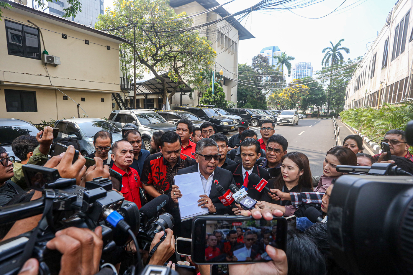 Sekjen PDI Perjuangan Hasto Kristiyanto (tengah) bersama Tim Hukum PDI Perjuangan menunjukkan berkas