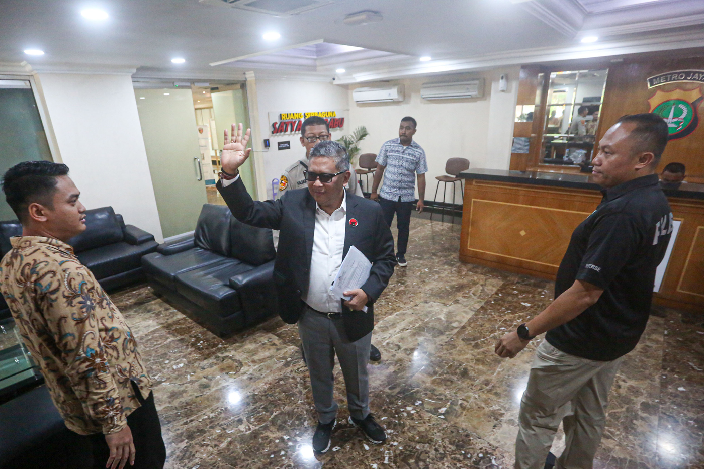 Sekjen PDI Perjuangan Hasto Kristiyanto (tengah) menyapa awak media di gedung Ditreskrimum Polda Met