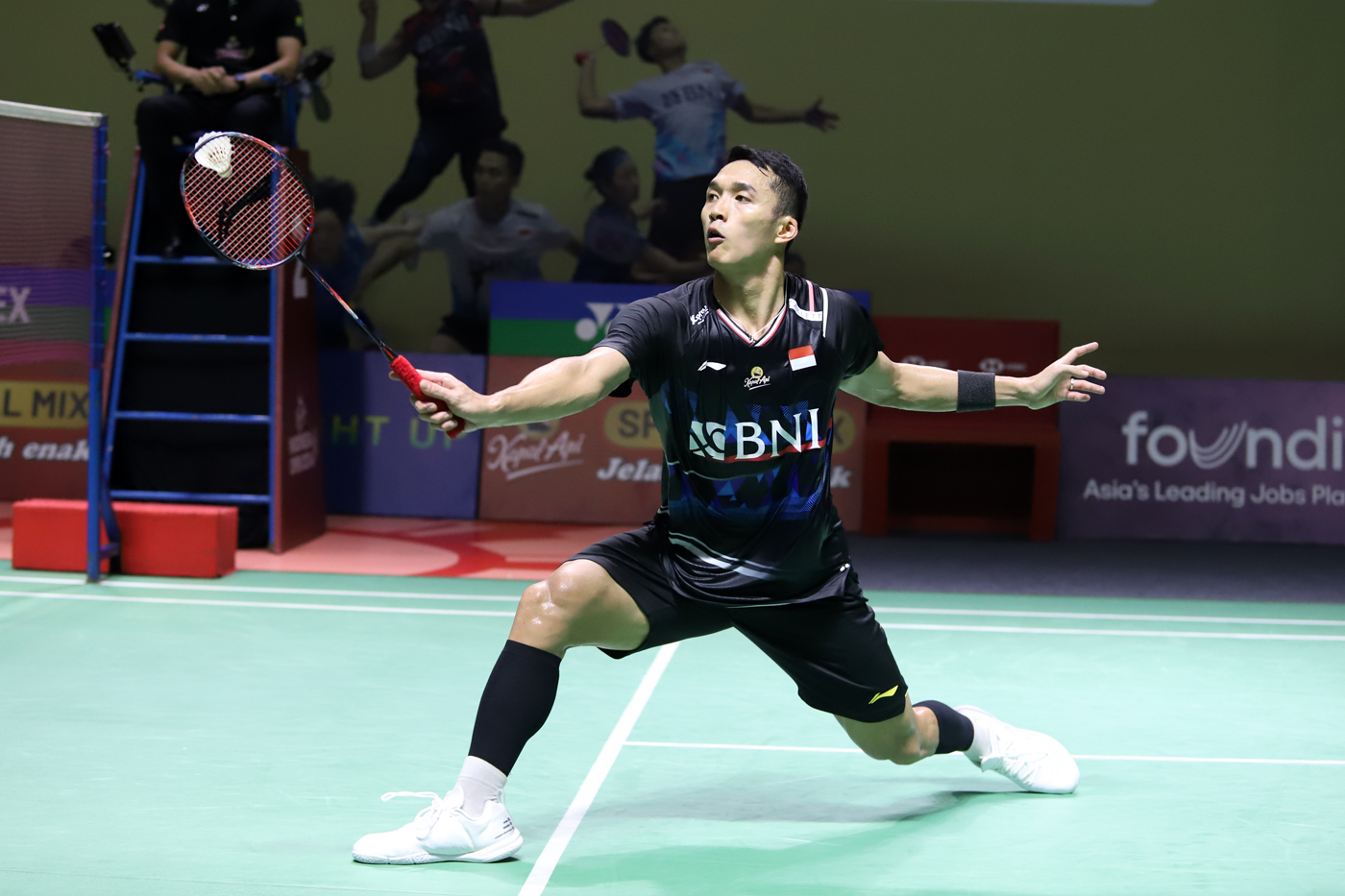 Pebulu tangkis tunggal putra Indonesia Jonatan Christie mengembalikan kok ke arah lawannya tunggal p