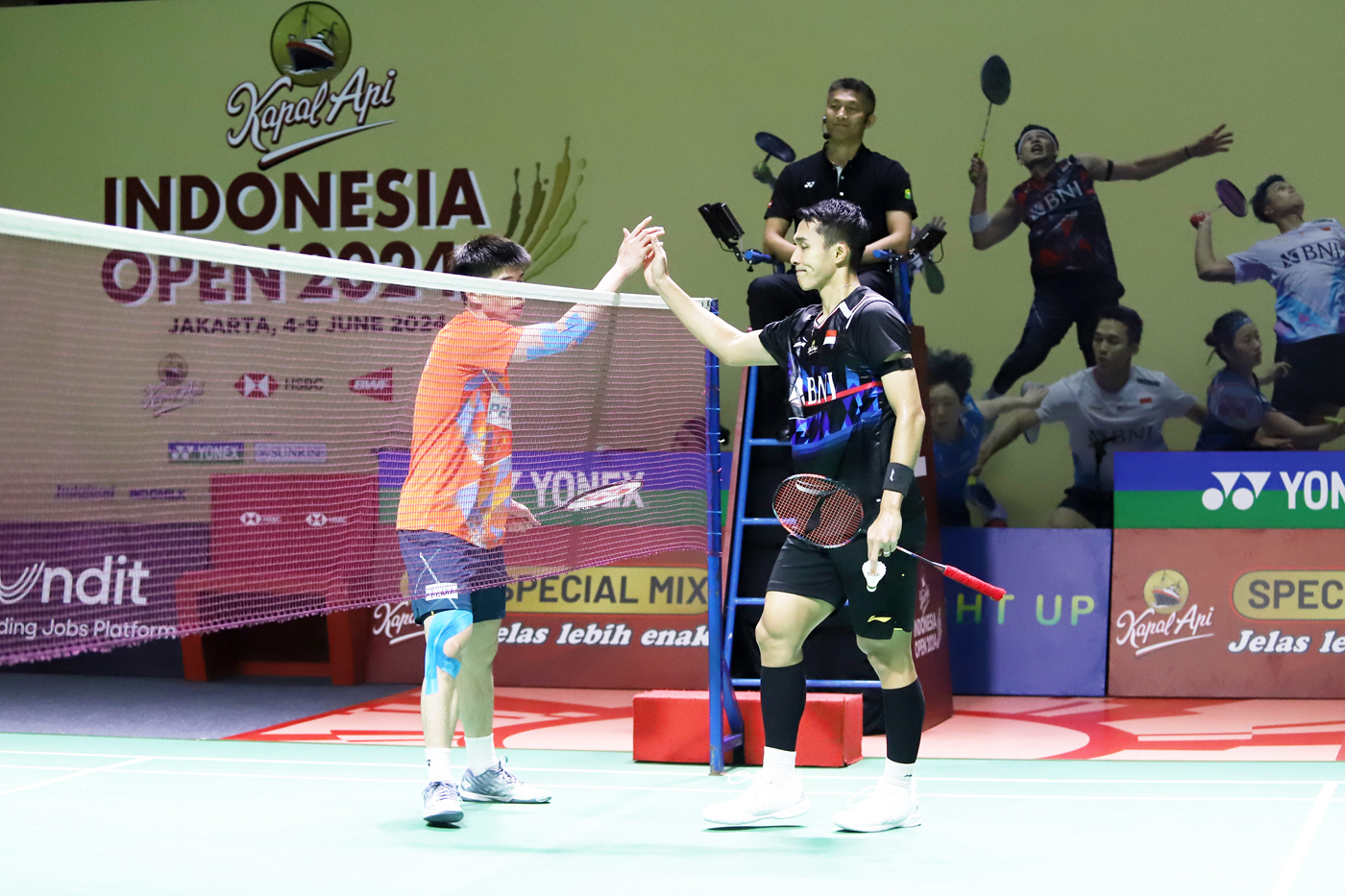 Jonatan Christie gagal melaju ke babak 16 besar setelah kalah dengan skor 13-21, 21-16, dan 12-21.