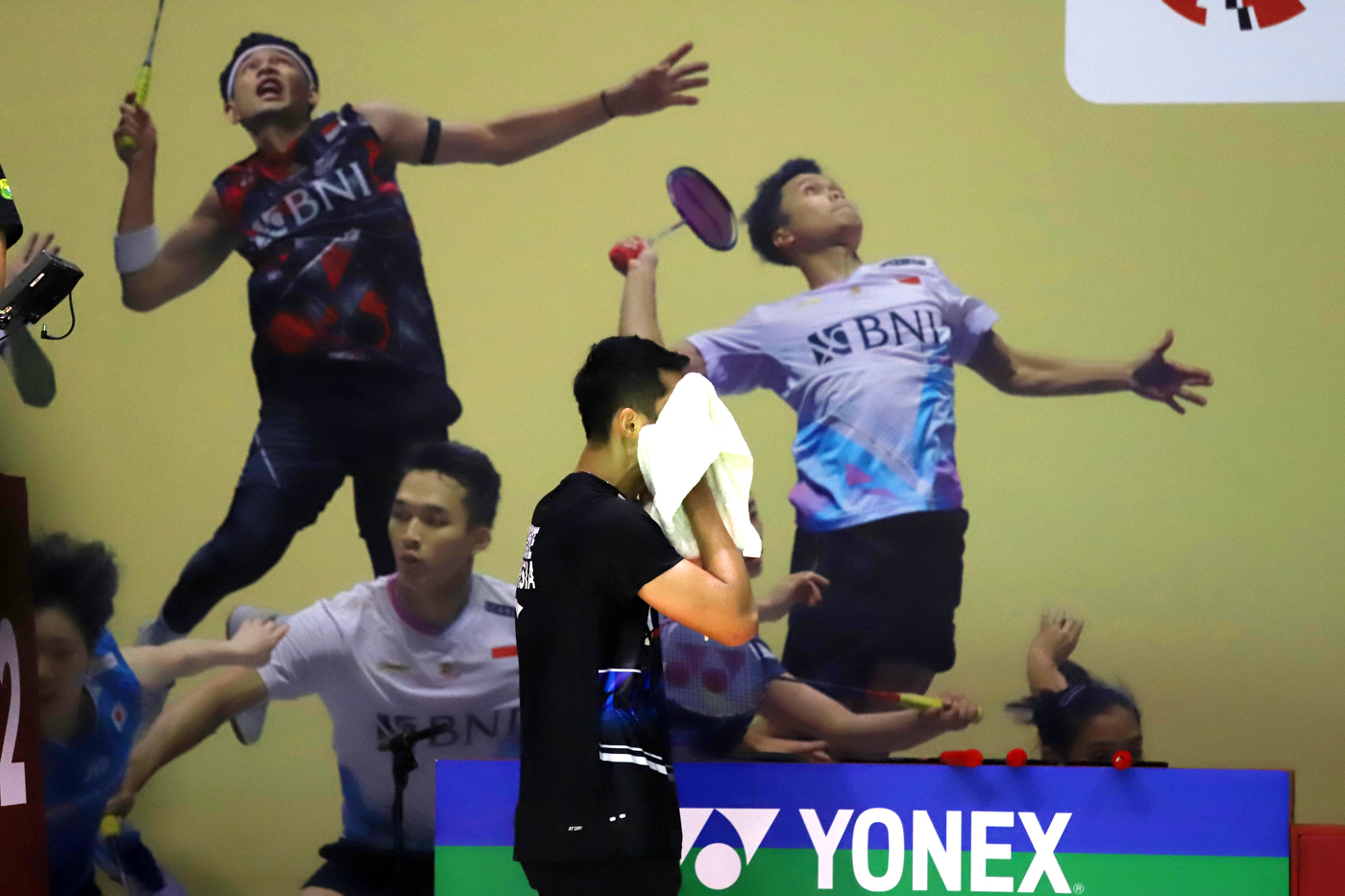 Ekspresi pebulu tangkis tunggal putra Indonesia Jonatan Christie usai gagal mengembalikan kok ke ara