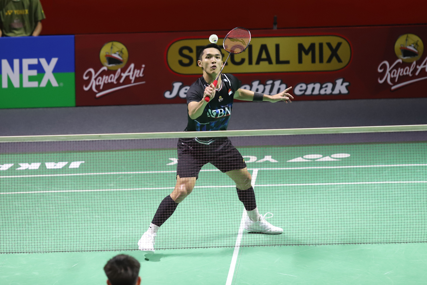 Pebulu tangkis tunggal putra Indonesia Jonatan Christie mengembalikan kok ke arah lawannya tunggal p