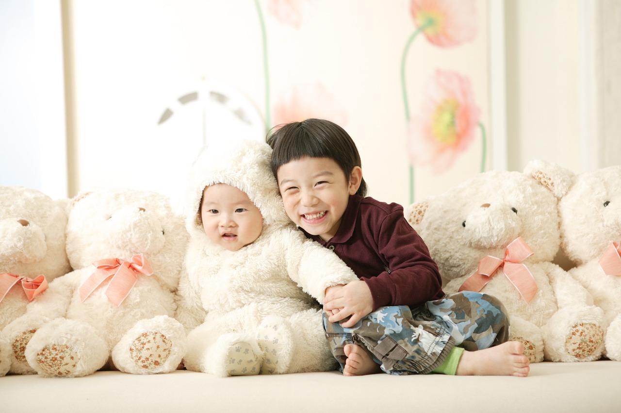Penggunaan oppa, hyung, eonni dan nuna diperuntukkan untuk saudara, orang-orang terdekat atau yang sudah akrab. (sumber: b5zero at Pixabay) - Image