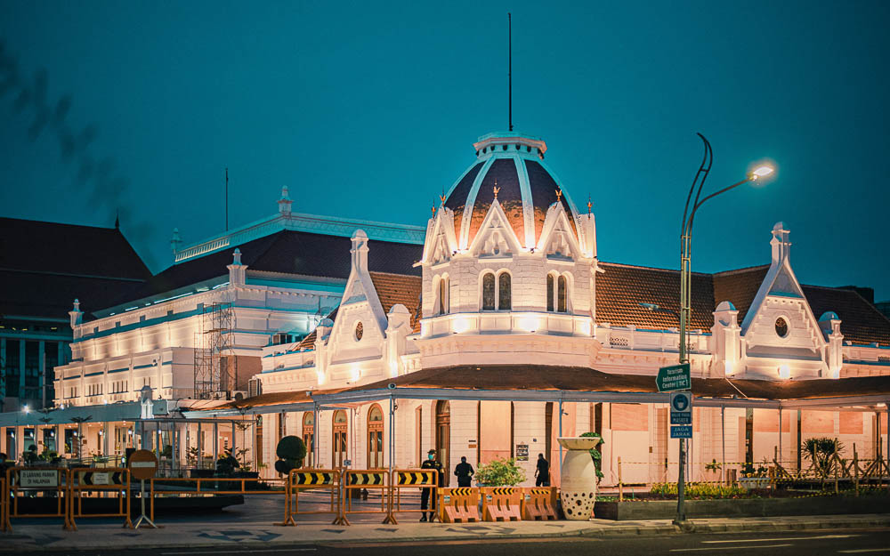 Kompleks Balai Pemuda Surabaya di malam hari/ Surabaya.go.id - Image