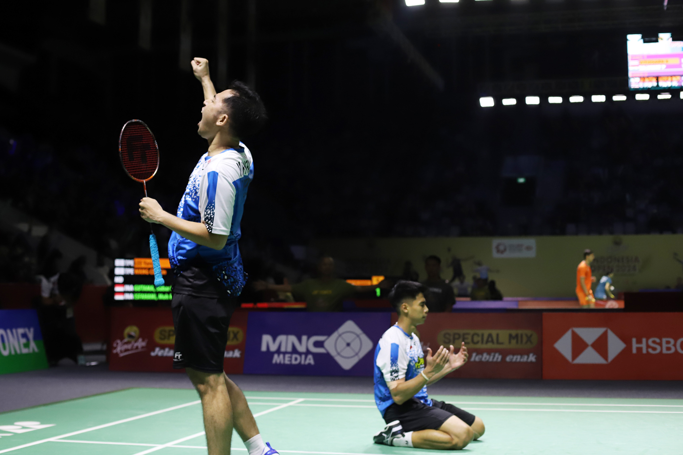 Pebulu tangkis ganda putra Indonesia Sabar Karyaman Gutama/Moh Reza Pahlevi Isfahani mengembalikan kok ke arah ganda putra Taipe Lee Yang/Wang Chi-Lin dalam babak 16 besar Indonesia Open 2024 di Istora Senayan, Jakarta, Kamis (6/6/2024). Ganda putra Indon - Image