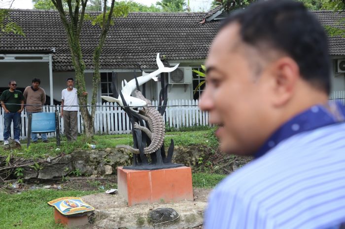 Wali Kota Surabaya Eri Cahyadi berkunjung ke Tugu Surabaya di Jalan Ahmad Yani, Balikpapan Selatan, Rabu (5/6). - Image