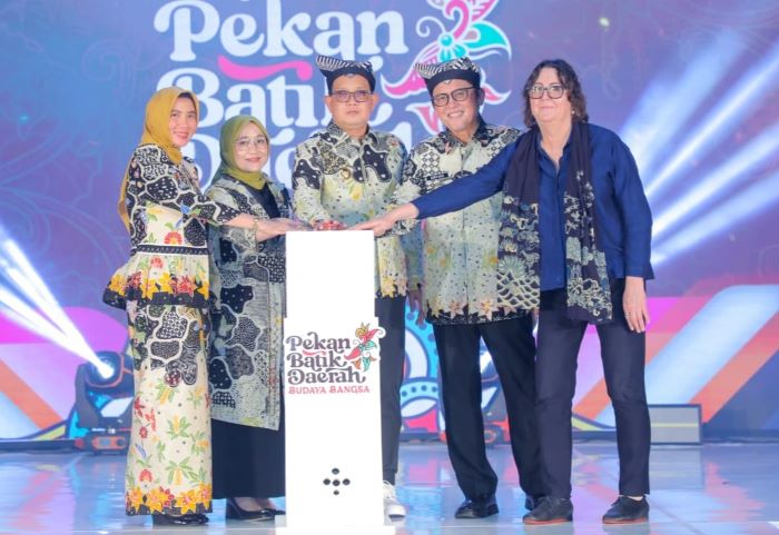 Pj Gubernur Jatim Adhy Karyono buka Pekan Batik Daerah Budaya Bangsa di Alun-Alun Kabupaten Bojonegoro. - Image