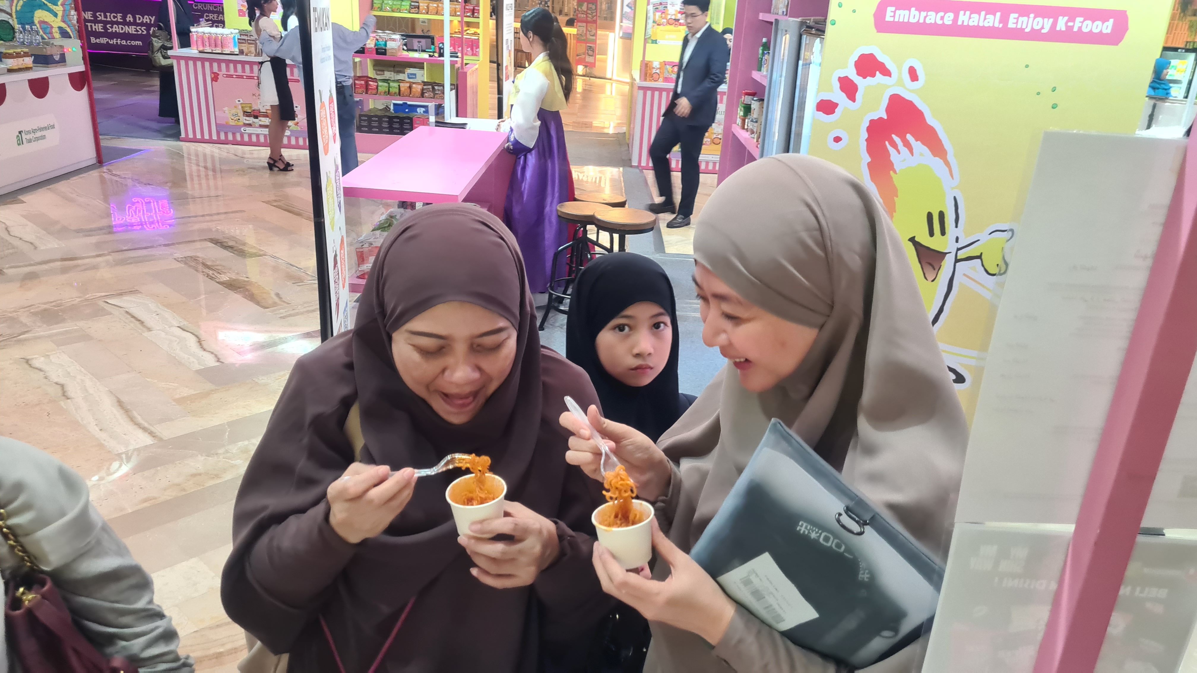 Pameran makanan dan minuman halal asal Korea Selatan di Surabaya. - Image