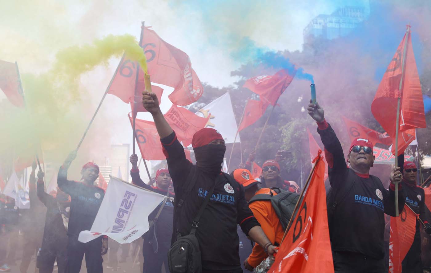Buruh dari Konfederasi Serikat Pekerja Indonesia (KSPI) mengikuti aksi di kawasan Patung Kuda, Jakarta.