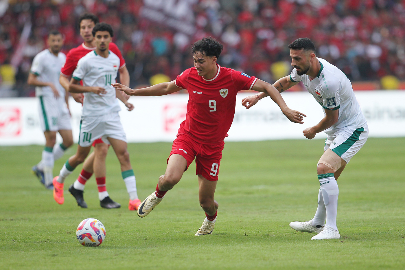 Pesepak bola Tim Nasional Indonesia Rafael Struick (tengah) berebut bola dengan pesepak bola Tim Nasional Irak dalam laga lanjutan Grup F Kualifikasi Piala Dunia 2026 zona Asia, di Stadion Utama Gelora Bung Karno (SUGBK), Senayan, Jakarta, Kamis (6/6/2024 - Image