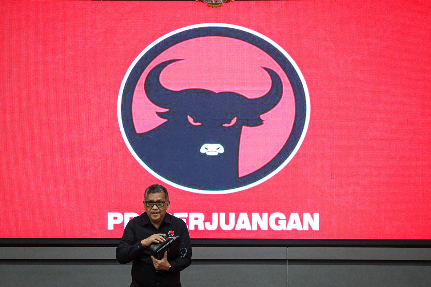Sekjen PDI Perjuangan Hasto Kristiyanto saat diskusi memperingati hari lahir Bung Karno di Sekolah Partai PDIP, Lenteng Agung, Jakarta Selatan, Kamis (6/6/2024). - Image
