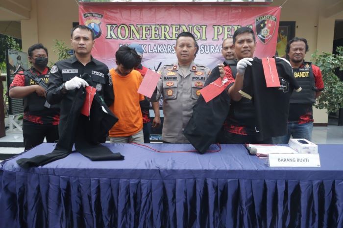 dua bandit pencuri motor yang beraksi di lima lokasi lintas kota di parkiran minimarket dibekuk polisi. - Image