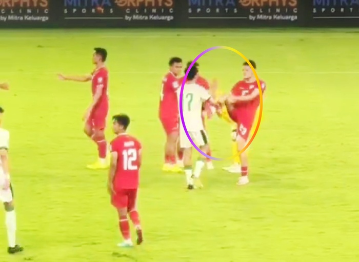 TENDANG: Justin Hubner (kanan) tampak menendang Ali Jasim setelah laga. (@IraqFootballPod) - Image