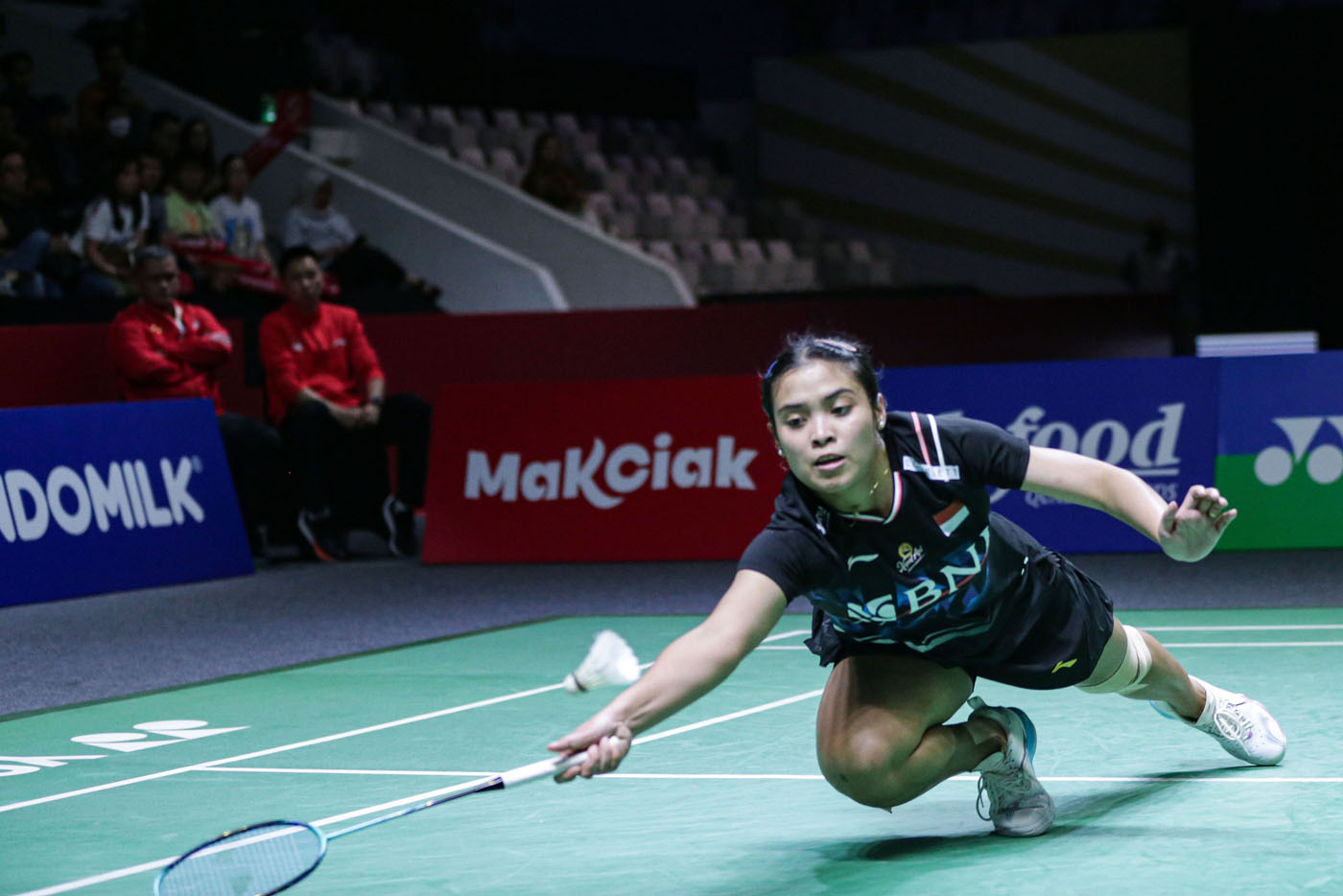 Pebulu tangkis putri Indonesia Gregoria Mariska Tunjung berusaha mengembalikan kok kearah tunggal putri China Wang Zhi Yi dalam babak perempat final Indonesia Open 2024 di Istora Senayan, Jakarta, Jumat (7/6/2024). - Image